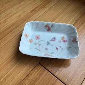Elle San Francisco butterfly white floral trinket dish